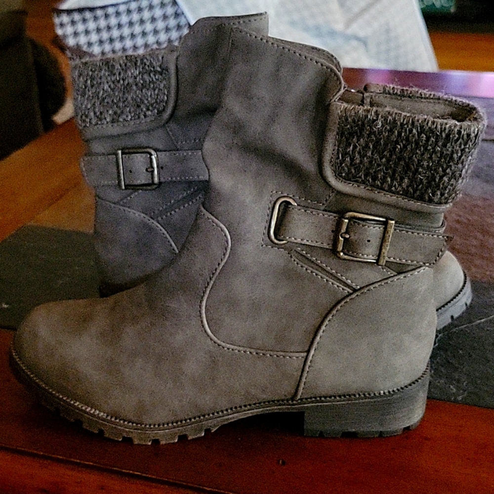 Beverly size 6 taupe bootie.  Lots of nice detail. NEW